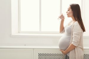 Gravidanza: scopri quanta acqua devi bere per una corretta idratazione
