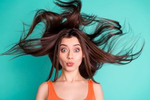 Henné: tutti i benefici per i capelli, come sceglierlo e come applicarlo