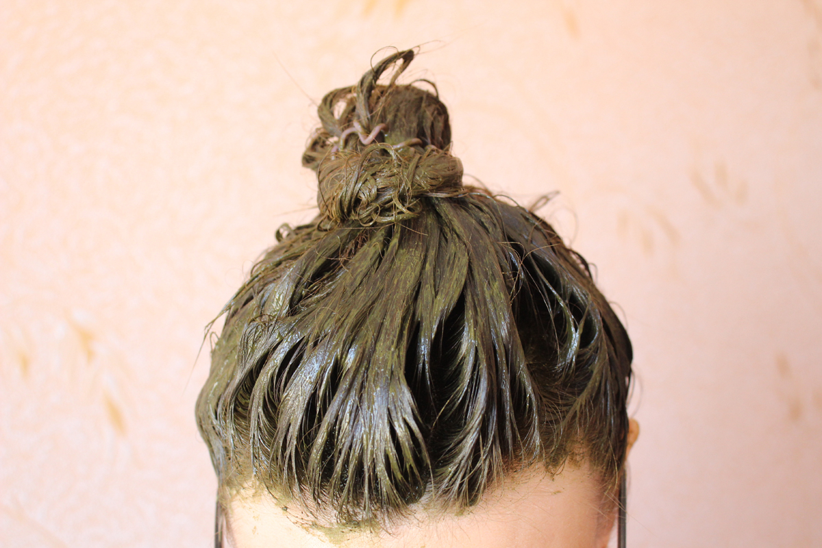 Henné: tutti i benefici per i capelli, come sceglierlo e come applicarlo