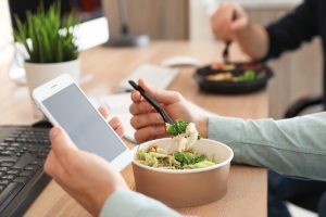Pranzo in ufficio: ecco perché la gavetta è diventata una scelta obbligata