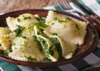 piatto marrone con ravioli ricotta e spinaci