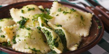 piatto marrone con ravioli ricotta e spinaci