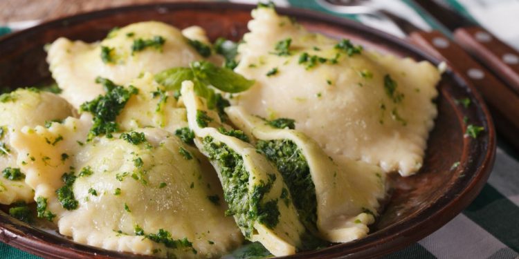 piatto marrone con ravioli ricotta e spinaci