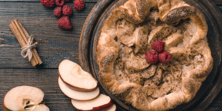 Schiacciata di mele, una torta bassa profumata e leggera