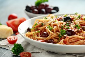 Spaghetti alla puttanesca: un primo piatto dai sapori intensi