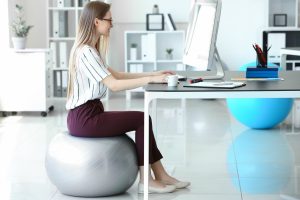 Swiss Ball: ecco perché sta sostituendo le tradizionali sedie da ufficio