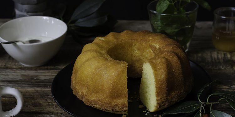 su tavolo di legno piatto nero con una torta 7 vasetti con yogurt, tavolo pronto per colazione con tazza di caffè, erbe aromatiche