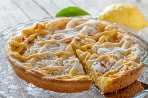 Torta della nonna: la ricetta originale con crema e pinoli e variante light al bicchiere