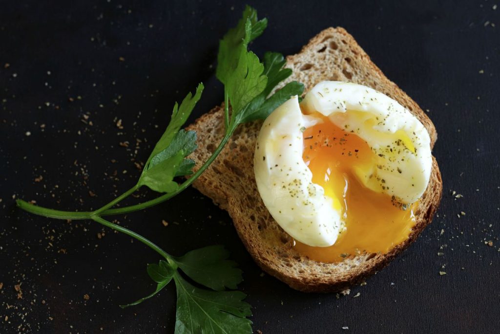 Uova in camicia: ricetta, calorie e come cucinarle 4 Uovo in camicia: ricetta, calorie e come cucinarlo
