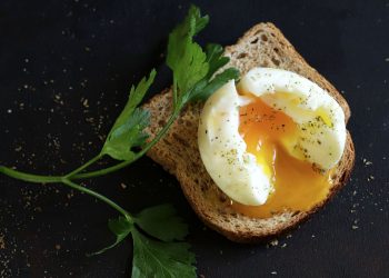 Uovo in camicia: ricetta, calorie e come cucinarlo