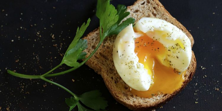 Uovo in camicia: ricetta, calorie e come cucinarlo