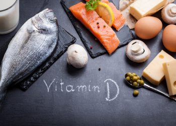alcuni alimenti contenenti vitamina D su un tavolo nero