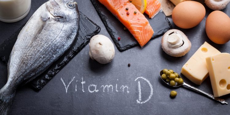 alcuni alimenti contenenti vitamina D su un tavolo nero