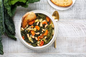 Zuppa di cavolo nero e fagioli: ricetta facile e cremosa