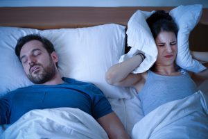Apnea notturna: cos’è, cause, sintomi, conseguenze, cure e trattamenti