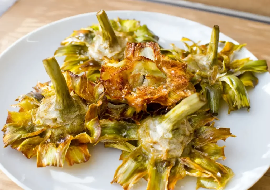 Carciofi alla giudia: la ricetta romana della tradizione 2 carciofi alla giudia