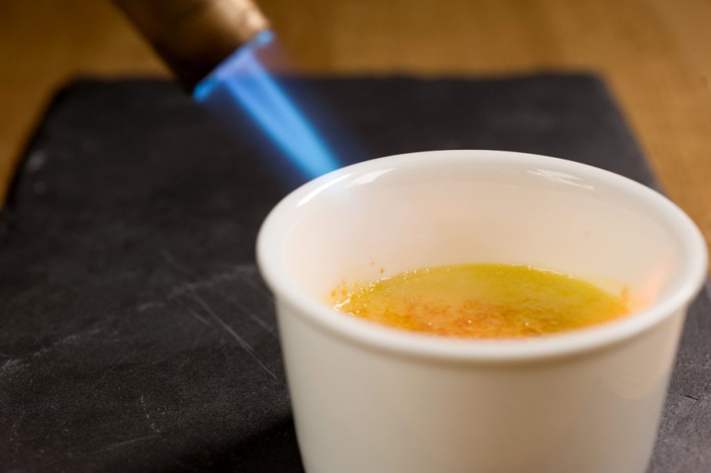 crema catalana con flambatore