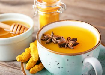 una tisana con curcuma e miele come antinfiammatori naturali