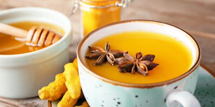 una tisana con curcuma e miele come antinfiammatori naturali