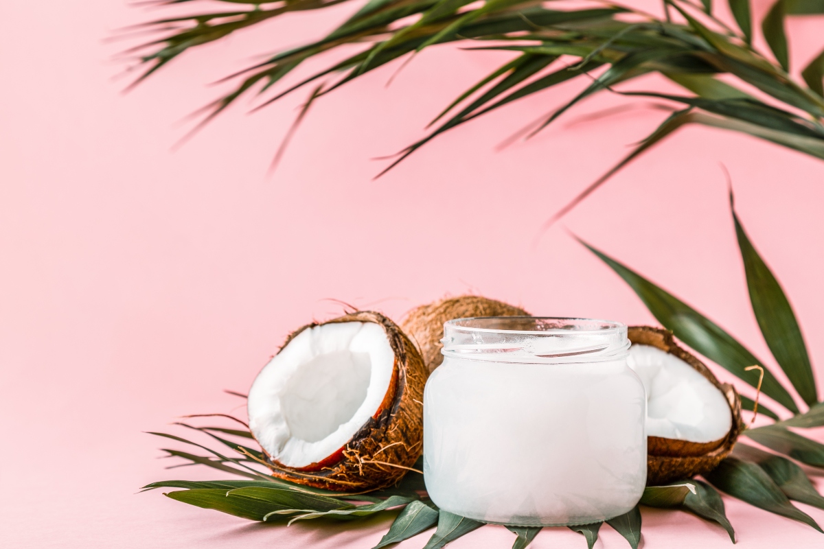 Olio di cocco: cos'è, come usarlo, benefici per la pelle