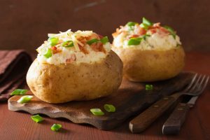 Patate ripiene al forno: la ricetta per farle croccanti fuori e morbide dentro