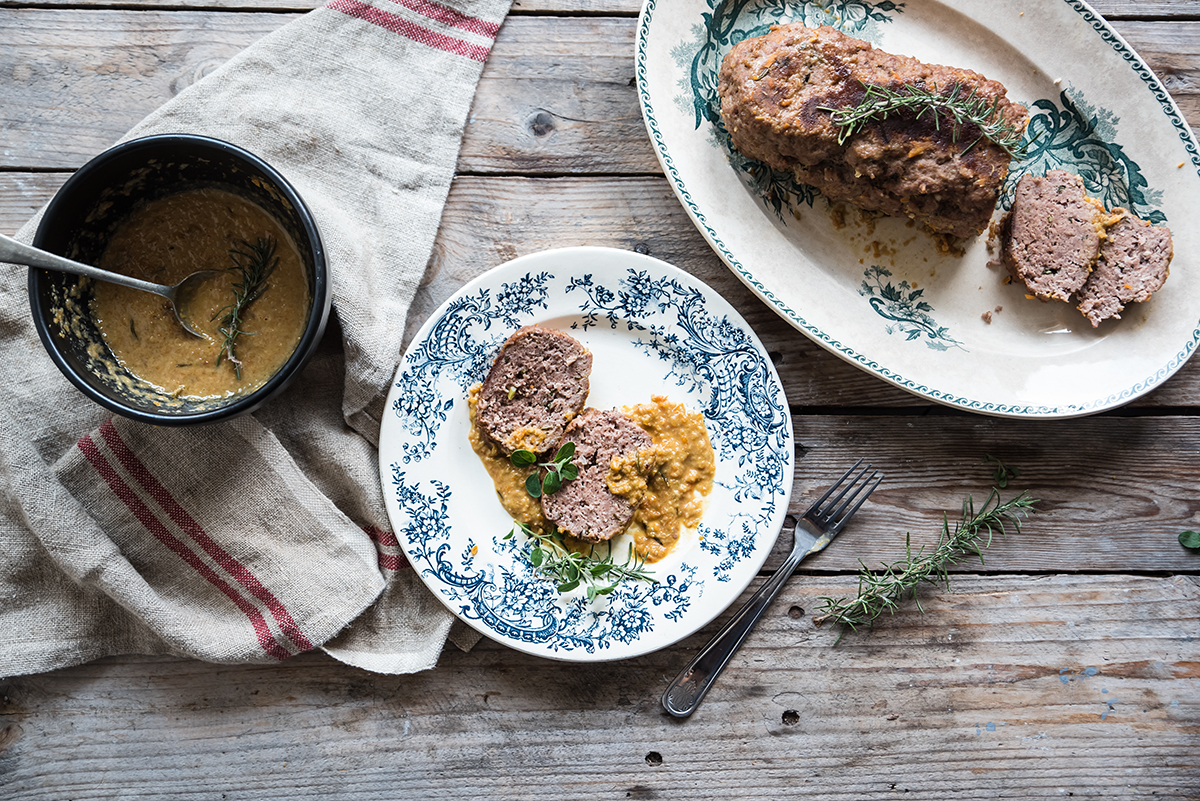 polpettone con maggiorana in salsa carote