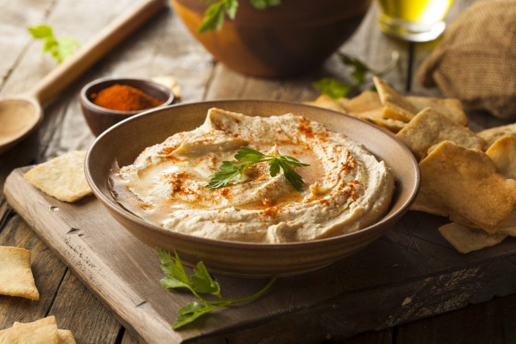 Hummus di ceci fatto in casa: ricetta facile e cremosa