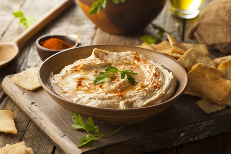 Hummus di ceci fatto in casa: ricetta facile e cremosa