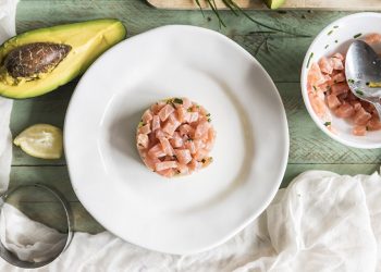 piatto con tartare di salmone e avocado