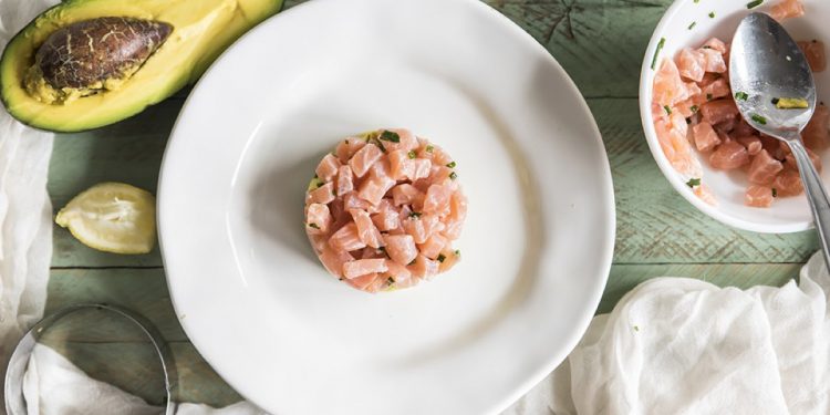 piatto con tartare di salmone e avocado