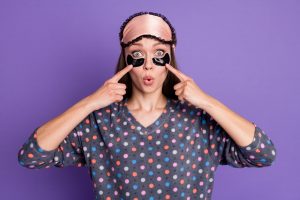 Borse sotto gli occhi: cosa sono, cause e sintomi, i rimedi naturali e i possibili trattamenti estetici