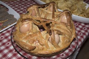 Casatiello napoletano: la torta salata di Pasqua in versione leggera