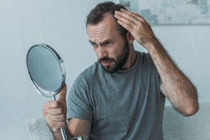 Cibi, rimedi naturali e casco laser: soluzioni  per fermare la caduta dei capelli e prevenire la calvizia nell’uomo e nella  donna