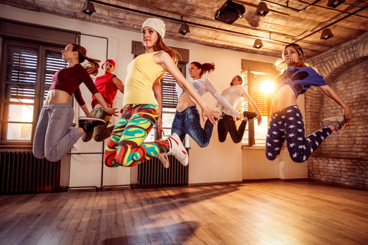 Gioventù del trampolino dell'attrezzatura di ginnastica mini che salta i  bambini dell'interno intorno al