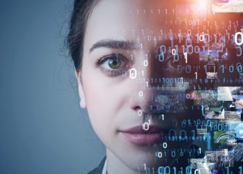 primo piano di una donna guardando diritto davanti a lei praticando mindfulness