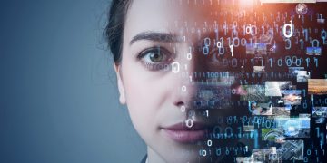 primo piano di una donna guardando diritto davanti a lei praticando mindfulness