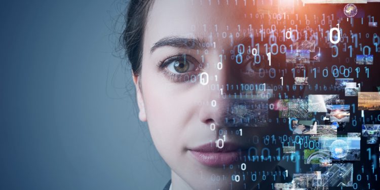 primo piano di una donna guardando diritto davanti a lei praticando mindfulness