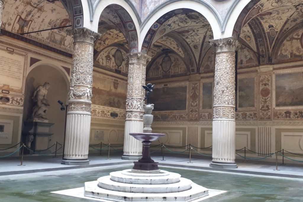 palazzo vecchio cortile di ingresso