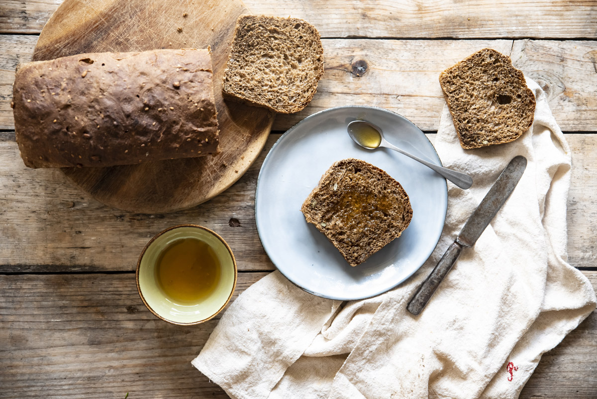 Pane fatto in casa: pane di segale con semi