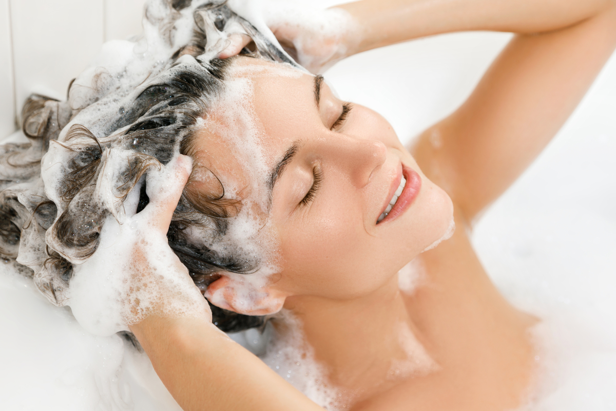Shampoo all'acido ialuronico ideale per idratare e nutrire in profondità i capelli dalle radici alle punte