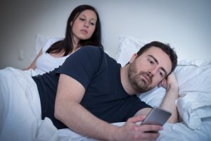 Crescono i tradimenti social: come riconoscere un infedele