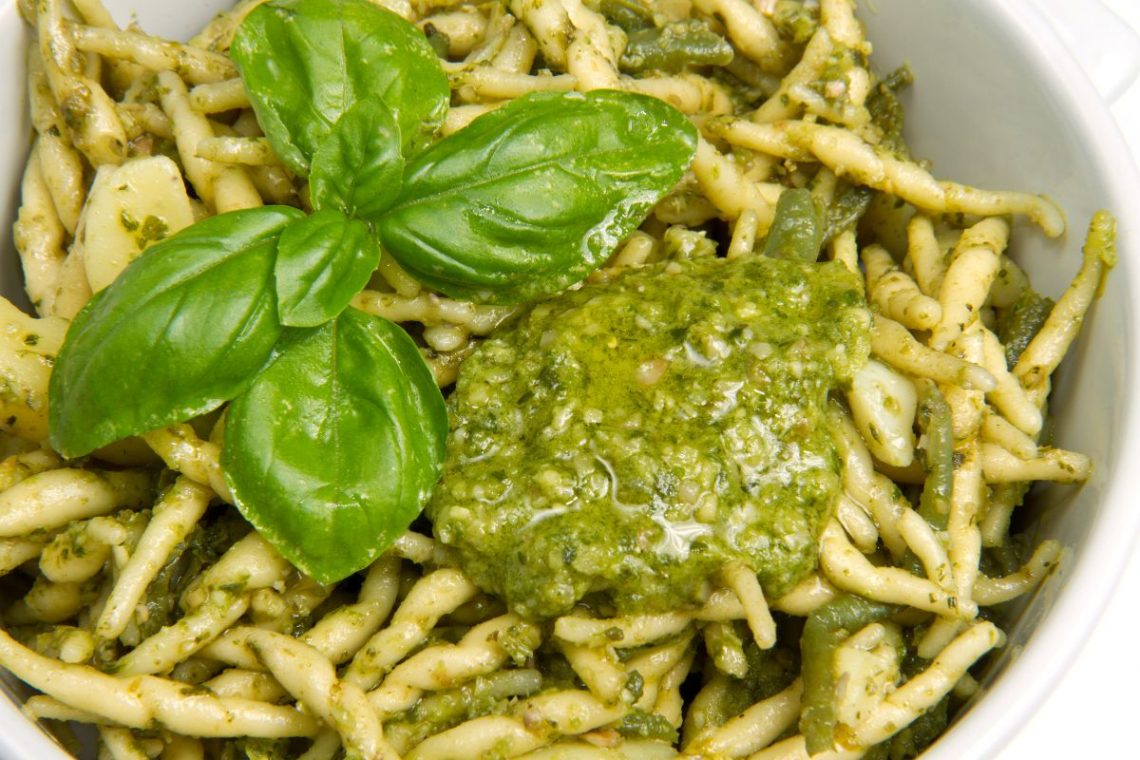 Pesto alla genovese: la ricetta originale per farlo in casa - Melarossa