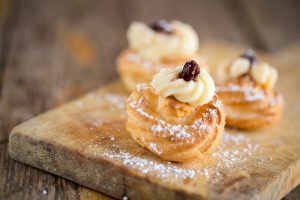 Zeppole: la ricetta per farle al forno (o fritte)