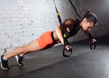 TRX: cos'è, benefici, come allenarsi e workout