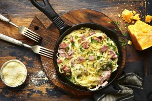 Carbonara, polemiche per la versione Usa al pomodoro e bacon. Le ricette Melarossa per un piatto gustoso e salutare