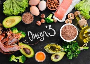 su sfondo nero alimenti come avocado, uova, semi di chia, gamberi e olio con al centro la scritta omega 3
