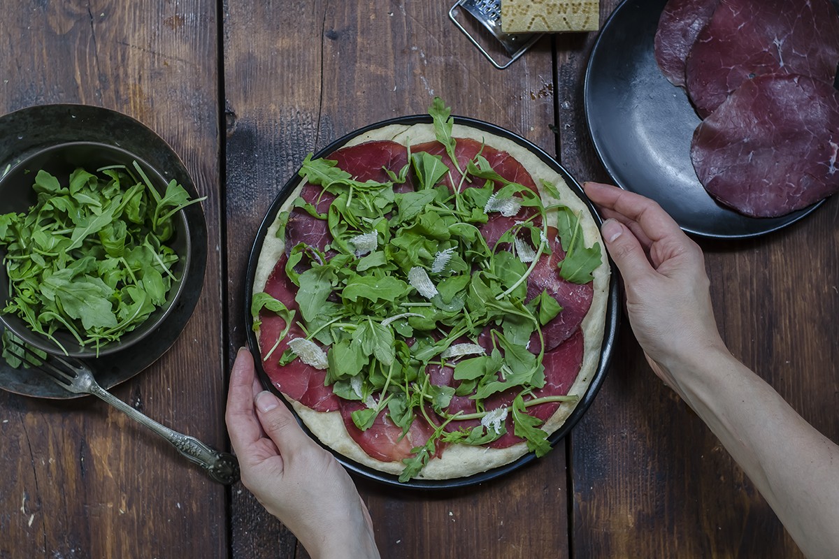 Pizza a casa: focaccia con bresaola, rucola e grana