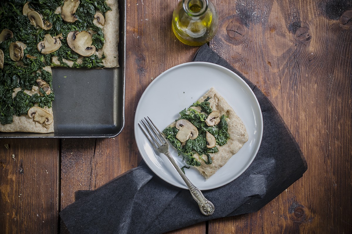 Pizza a casa: pizza integrale con spinaci e funghi