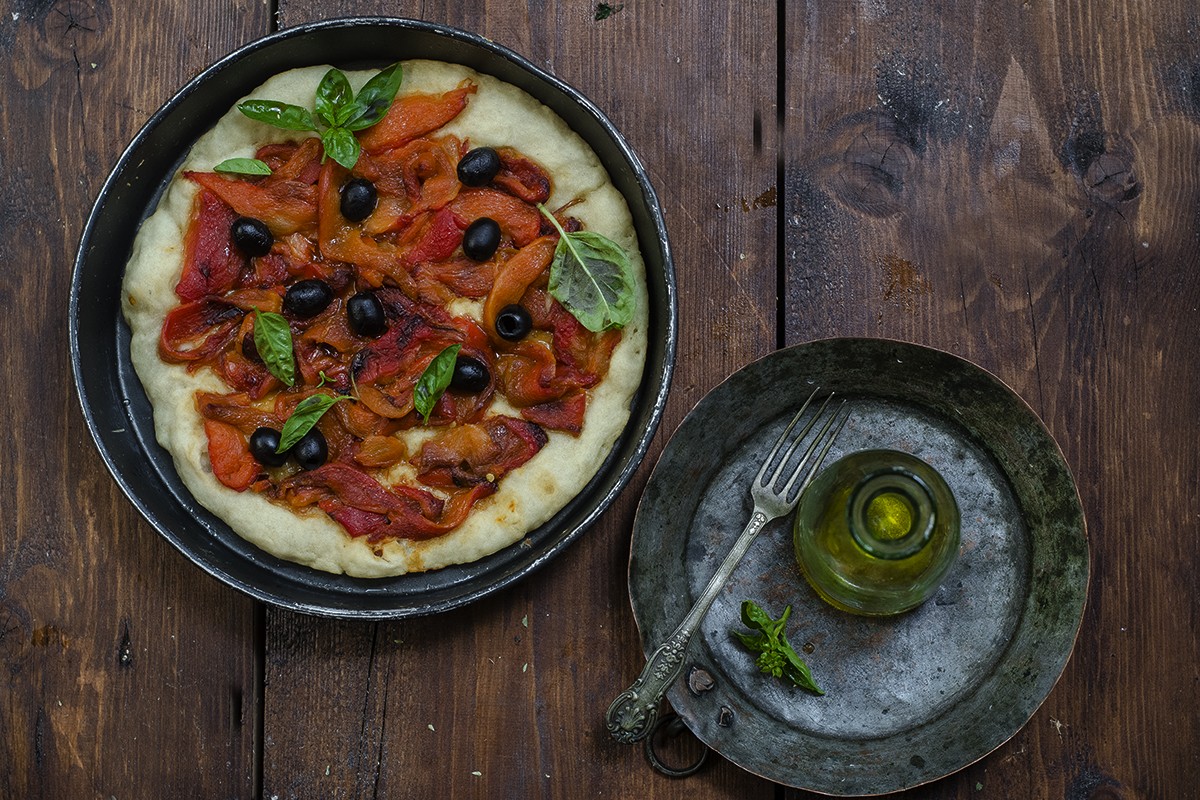 Pizza a casa: pizza con peperoni e olive