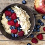 Porridge con crusca d'avena e mele